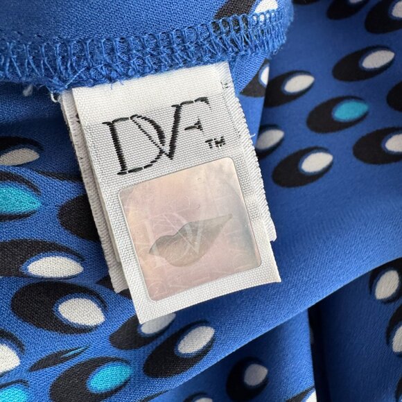 Diane Von Furstenberg "Ivena" Printed Blue Silk Romper, size 10 (fits 8/10) - Picture 9 of 11